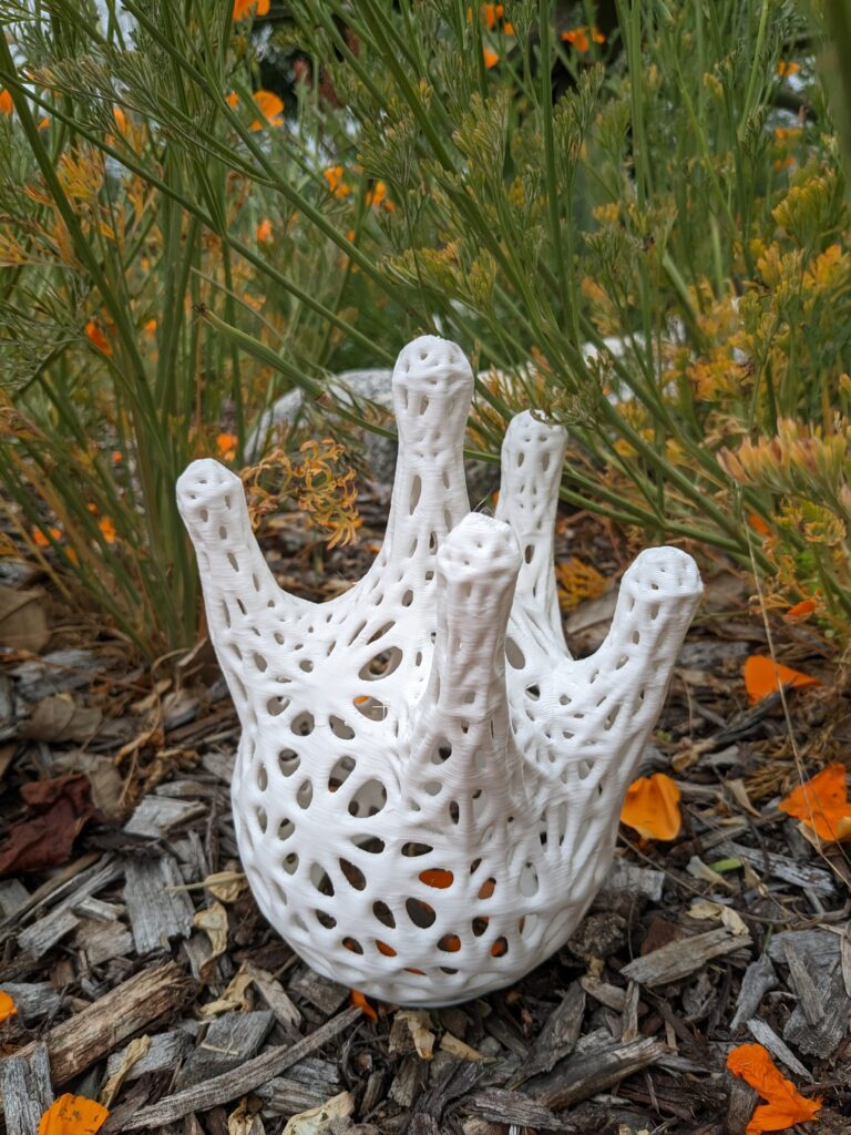 Biomorphic sculpture: Phonifungus #4 in the garden